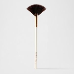 ✨HP✨ Luxie 560 Medium Fan Brush-Flawless